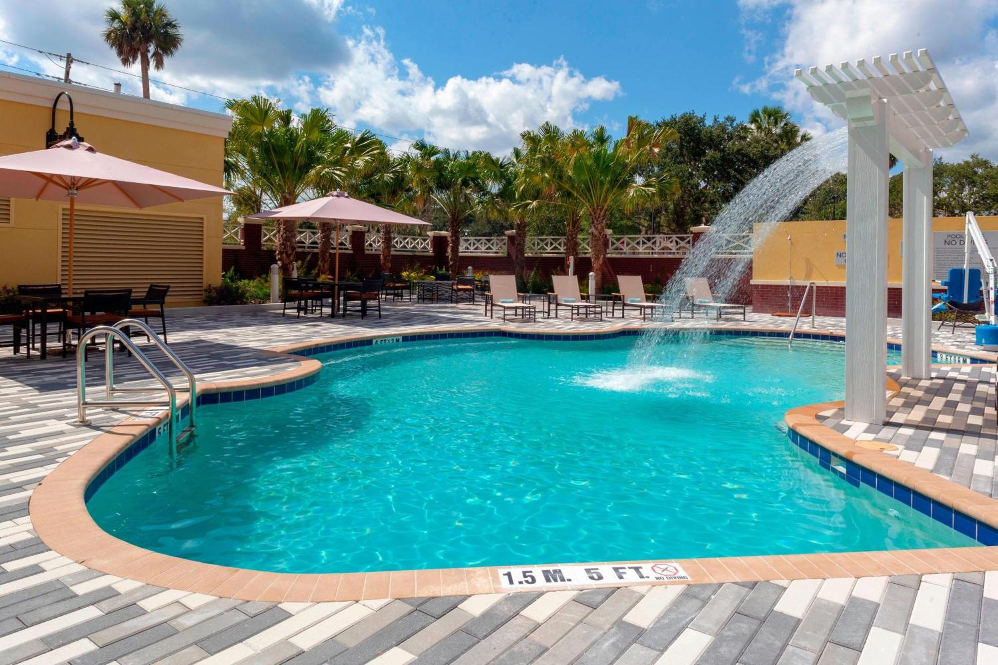 Courtyard By Marriott Deland Historic Downtown Hotel Exterior photo